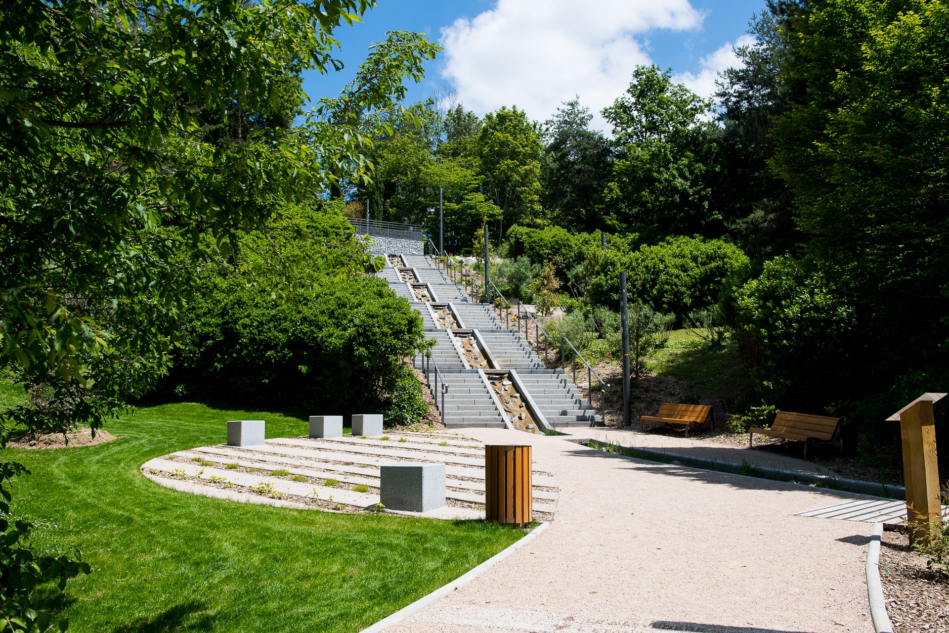 Un magnifique escalier extérieur en pierre avec une rivière au milieu