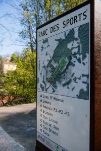 Un panneau indiquant Parc des Sports de Limonest avec la carte du parc