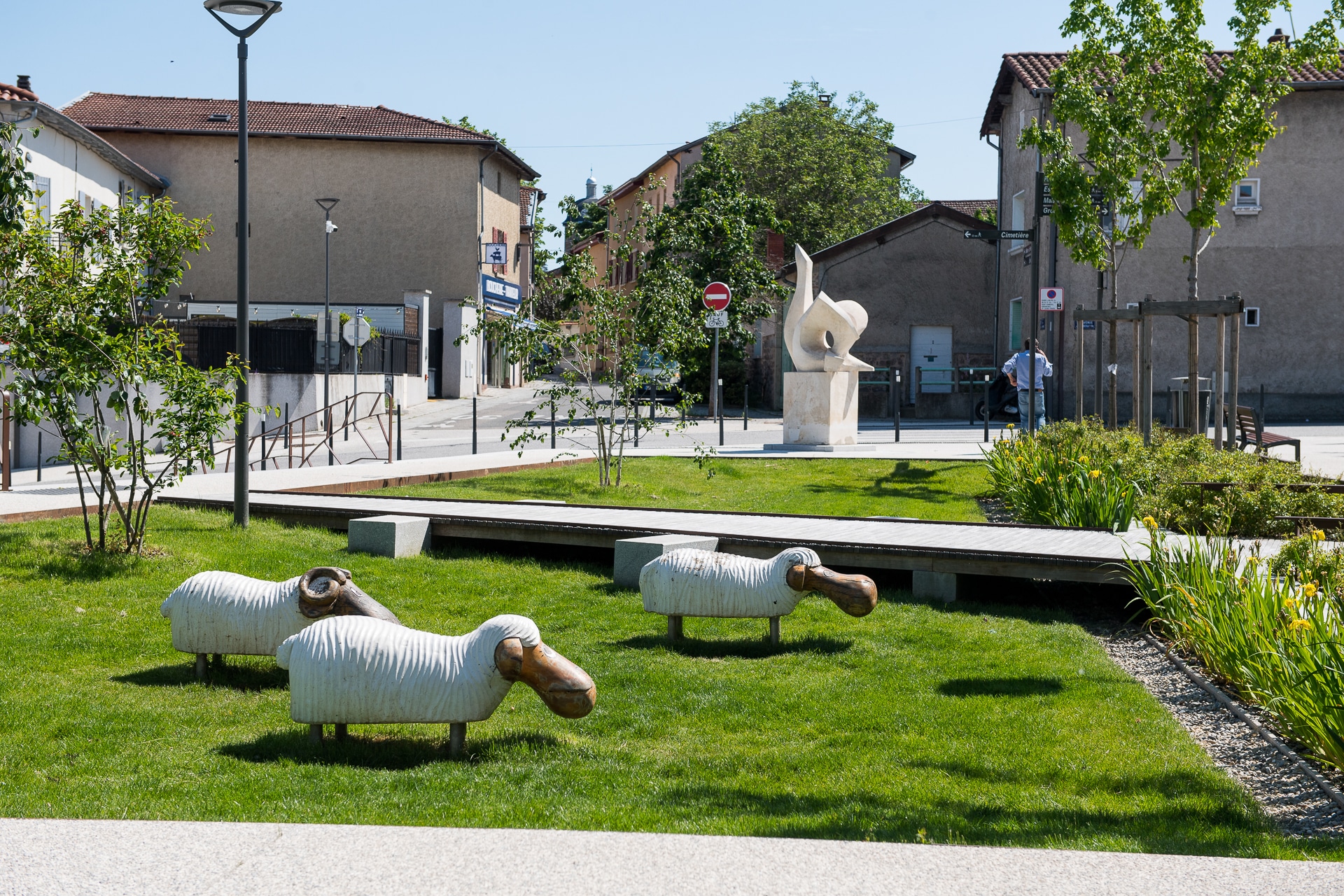 Sculpture de moutons, gazon, plantations, noue paysagère, serrurerie sur la place Pompidou à Saint-Genis-les-Ollières