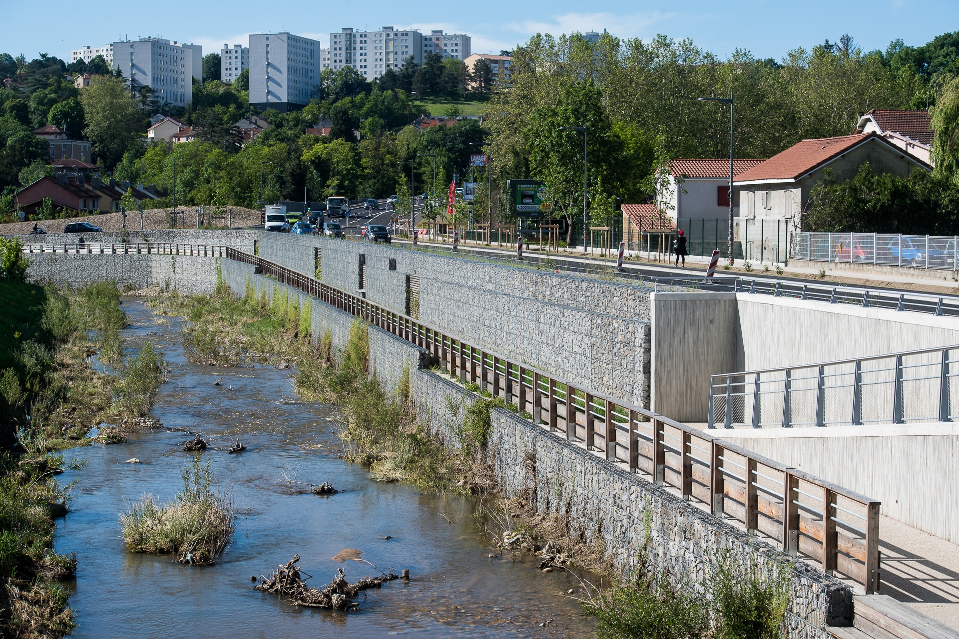 Génie végétal, gabions, gazon, plantations, arbres sur le chantier de l'Yzeron à Sainte-Foy-lès-Lyon