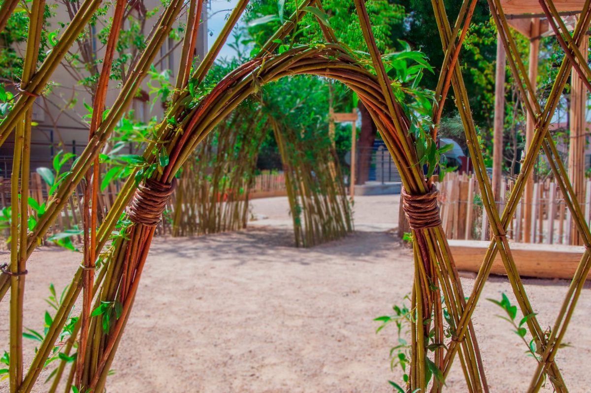 Des cabanes plantées et tressées dans une cour d'école végétale