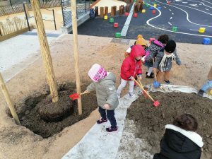 Des enfants plantent un arbre dans leur cour d'école