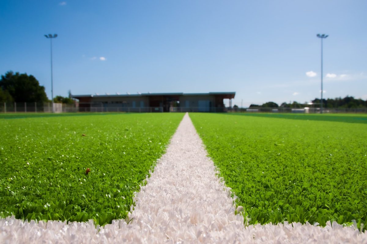 Stade terrain en gazon synthétique sans remplissage et équipements sportifs de Grézieu-la-Varenne