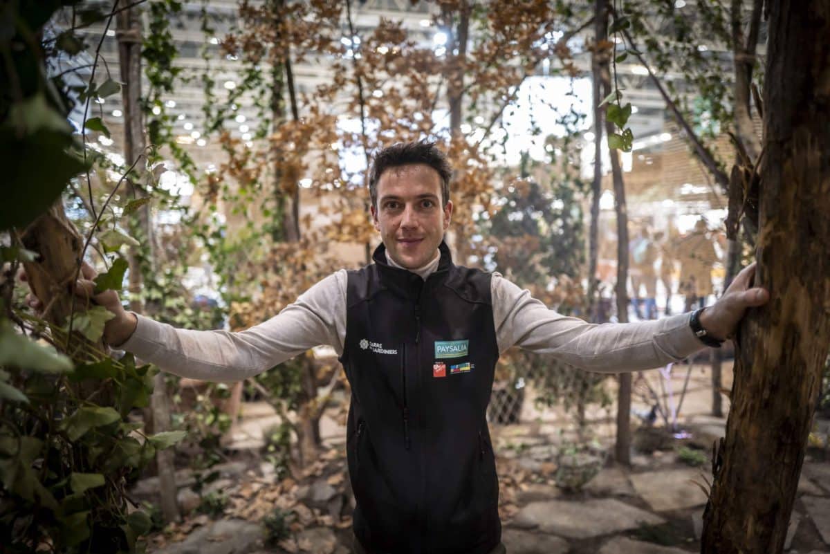 Guillaume Lachana pose devant son jardin du concours du Carré des Jardiniers