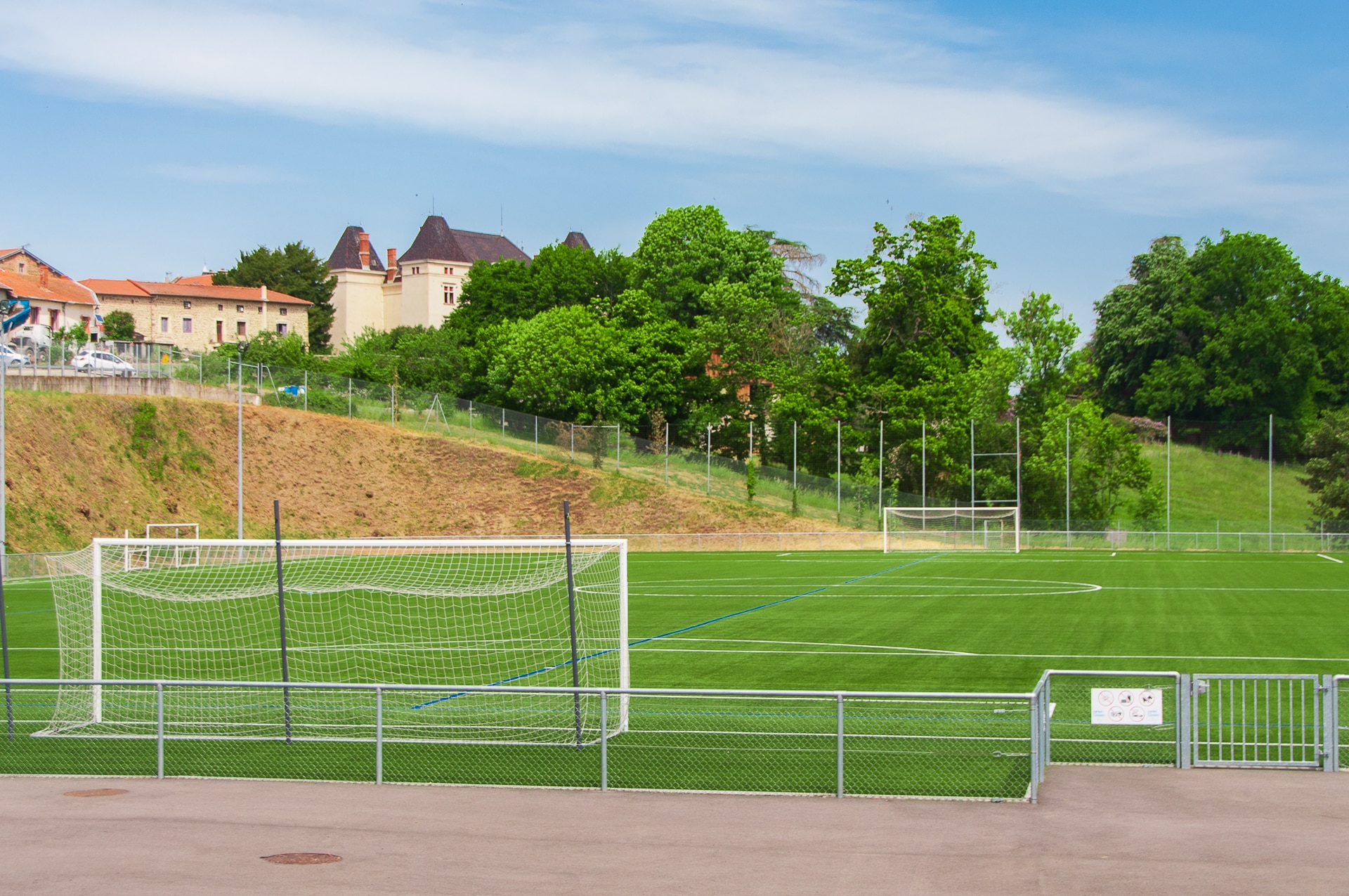 Stade terrain en gazon synthétique et équipements sportifs de Larajasse