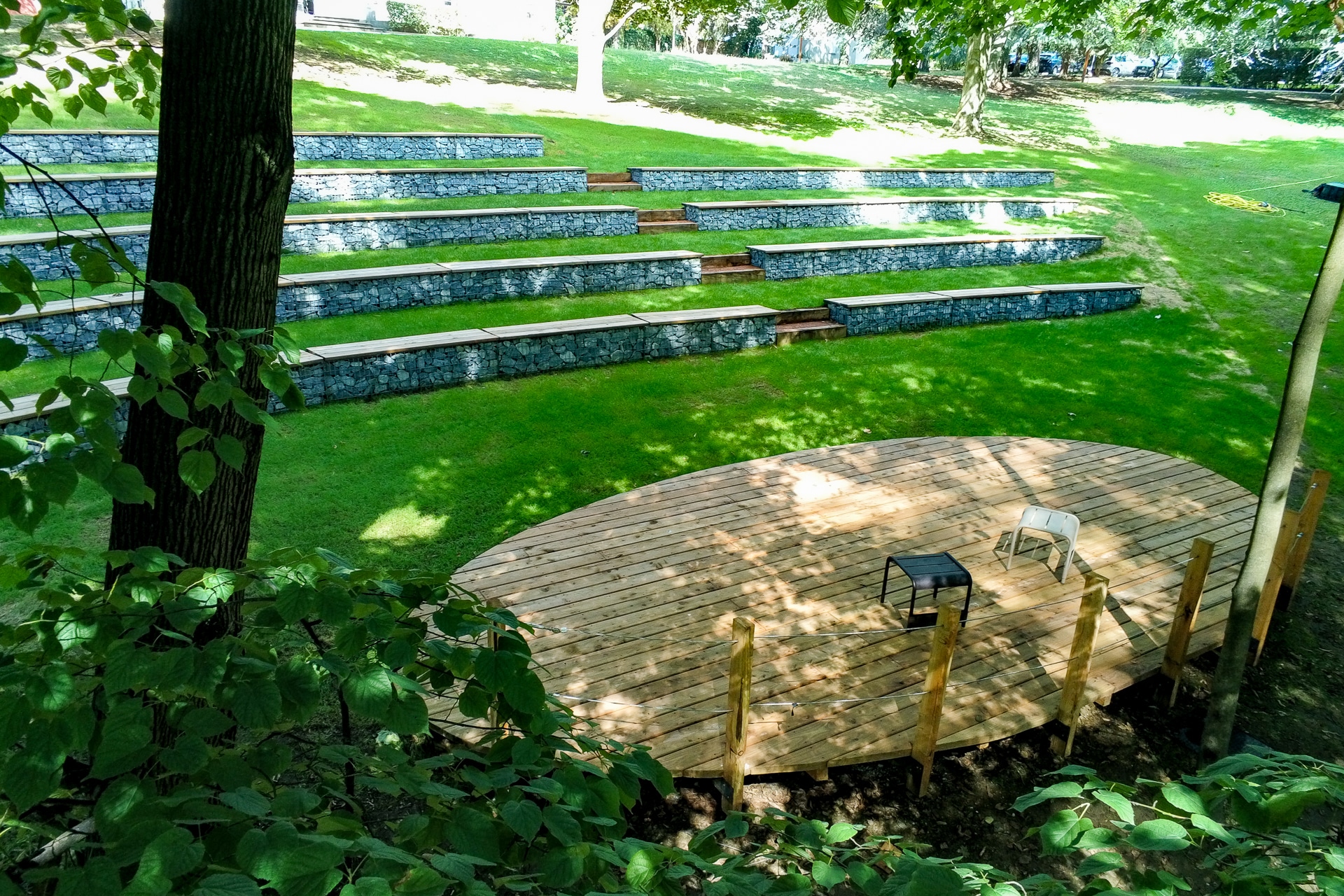 Une terrasse bois, platelage bois sur gradins en gabions, escaliers et gazon à Valpré Lyon à Écully