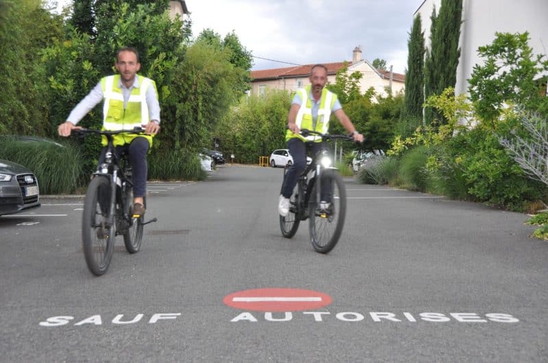 Des collègues roulent à vélo ensemble