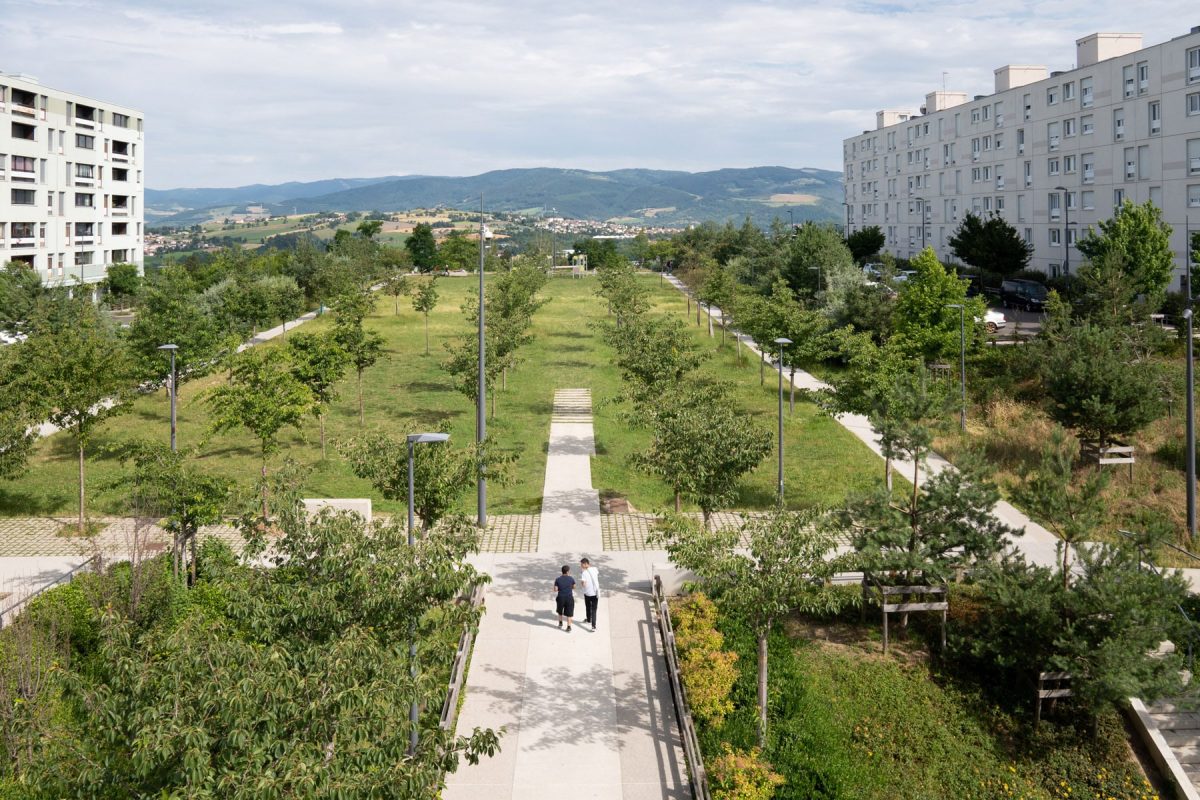 Aménagement paysager du Forum, quartier Montreynaud à Saint-Etienne : pavés joints engazonnés, arbres, mobilier urbain...