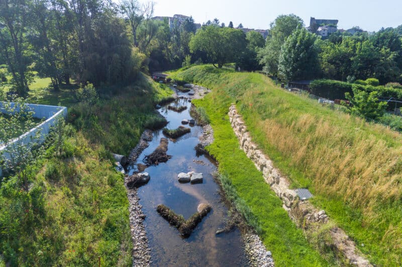 Une rivière restaurée avec berges plantées et des aménagements pour la faune