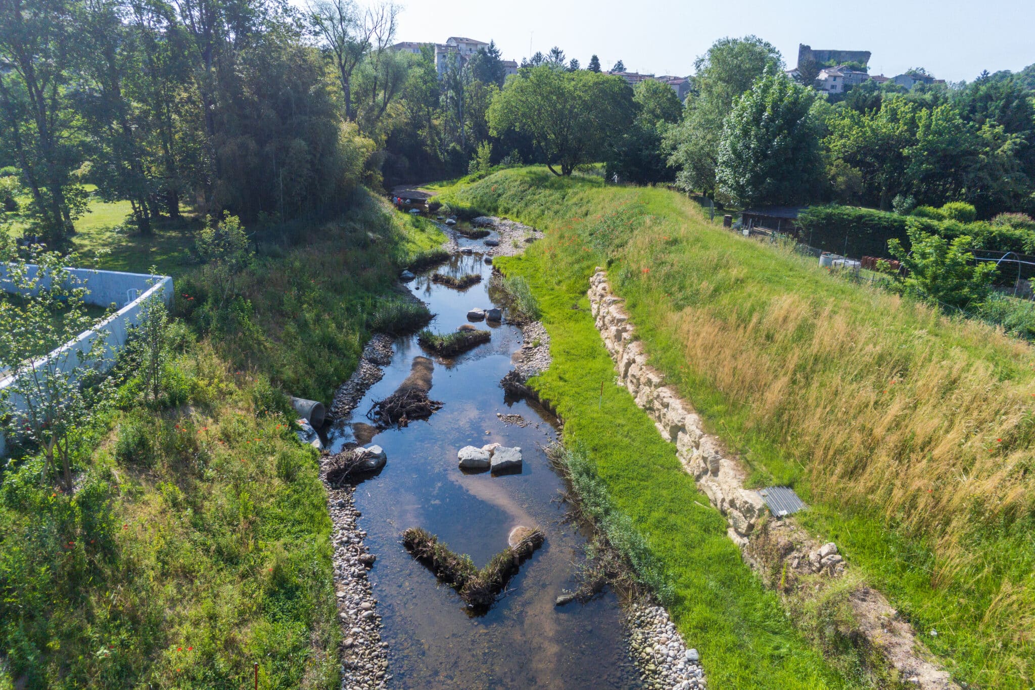 Une rivière restaurée avec berges plantées et des aménagements pour la faune