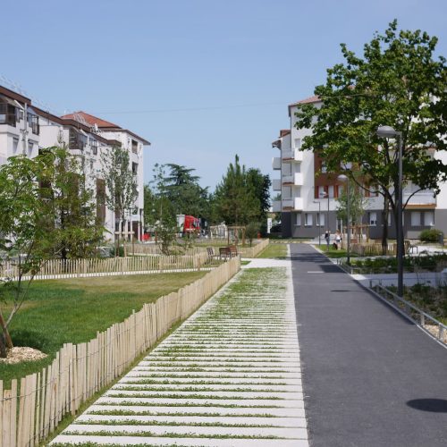 Aménagement paysager du Quartier des Barolles, métropole de Lyon : plantations, massifs, cheminements, gazon, arbres, mobilier urbain...