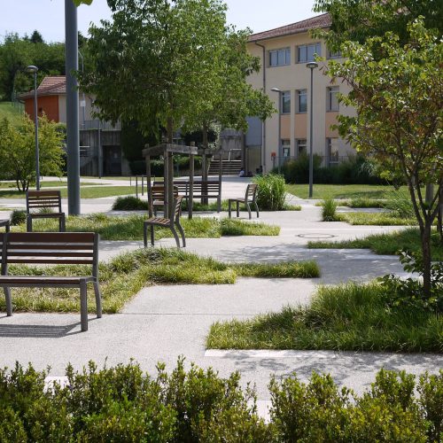 Aménagement paysager du Quartier des Barolles, métropole de Lyon : plantations, massifs, cheminements, gazon, arbres, mobilier urbain...